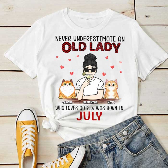 Never Underestimate An Old Lady Who Loves Cats - Personalized Unisex T-Shirt.