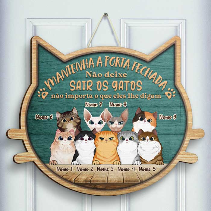 Não Deixe Sair Os Gatos - Não Importa O Que Lhe Digam - Personalized Shaped Door Sign Portuguese