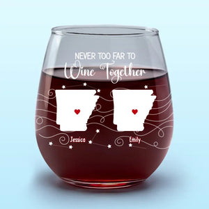On n'est jamais trop loin pour boire un verre entre amis ! Verre à vin personnalisé pour les meilleures amies, les meilleures amies et les sœurs.