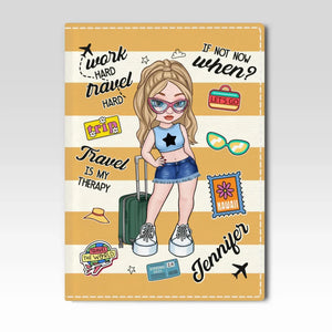 Voyager est la thérapie dont j'ai besoin pour me ressourcer - Étui de passeport personnalisé, porte-passeport - Cadeau de vacances, cadeau pour les amoureux du voyage d'aventure