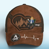 La vraie liberté réside dans la nature sauvage - Casquette de camping personnalisée, casquette classique à imprimé intégral - Cadeau pour les amateurs de camping, pour vous-même