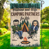 Le bonheur, c'est camper avec vous ! Drapeau personnalisé pour couple ! Cadeau pour mari, femme et amoureux du camping.