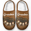 L'amour grandit dans le cœur de grand-mère - Chaussons moelleux personnalisés pour la famille - Fête des Mères, cadeau pour maman, grand-mère