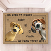 Nos adorables hôtes sont toujours à l'écoute - Tapis décoratif personnalisé pour chien - Cadeau de pendaison de crémaillère pour les propriétaires et les amoureux des animaux
