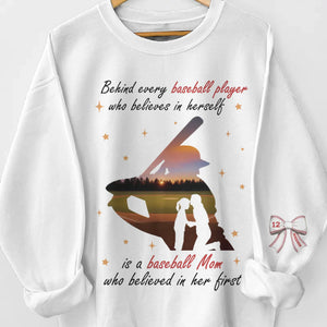 Chaque star du baseball brille avec l'amour d'une mère - Sweat-shirt unisexe personnalisé avec motif sur la manche - Fête des Mères, cadeau pour maman, amateurs de sport, joueurs de sport