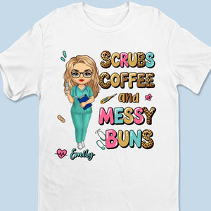 Chignons en désordre, gommages et énergie débordante - T-shirt unisexe personnalisé pour infirmière, t-shirt premium, sweat à capuche - Appréciation, cadeau de remerciement, vie d'infirmière, vie de médecin