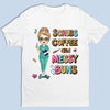 Chignons en désordre, gommages et énergie débordante - T-shirt unisexe personnalisé pour infirmière, t-shirt premium, sweat à capuche - Appréciation, cadeau de remerciement, vie d'infirmière, vie de médecin