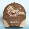 L'amour est dans cette casquette - Casquette personnalisée pour la famille, casquette classique à imprimé intégral - Fête des pères, cadeau pour papa, grand-père
