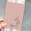 Étui de passeport personnalisé, porte-passeport – Cadeaux de vacances et de voyage personnalisés pour femmes et hommes – Elle voyage, elle conquiert