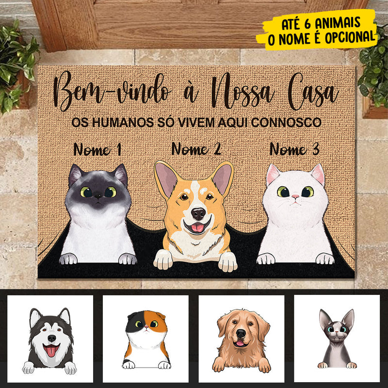 Os humanos só vivem aqui connosco Portuguese - Funny Personalized Pet Decorative Mat