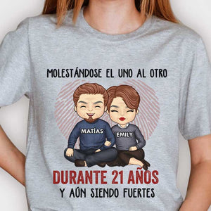 Molestándose El Uno Al Otro Durante Muchos Años Y Aún Siendo Fuertes - Anniversary Gifts, Gift For Couples, Husband Wife - Personalized Unisex T-shirt Spanish.