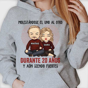 Molestándose El Uno Al Otro Durante Muchos Años Y Aún Siendo Fuertes - Anniversary Gifts, Gift For Couples, Husband Wife - Personalized Unisex Hoodie Spanish.