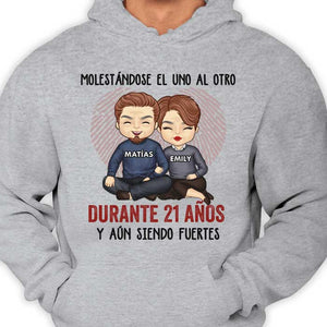 Molestándose El Uno Al Otro Durante Muchos Años Y Aún Siendo Fuertes - Anniversary Gifts, Gift For Couples, Husband Wife - Personalized Unisex Hoodie Spanish.