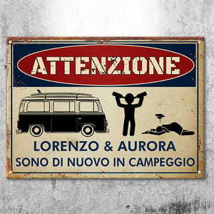 I Campeggiatori Ubriachi Sono Di Nuovo In Campeggio - Personalized Camping Metal Sign Italian