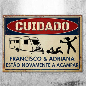 Os Campistas Bêbados Estão Acampando Novamente - Personalized Camping Metal Sign Portuguese