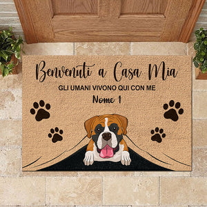 Gli umani vivono qui con me Italian - Funny Personalized Cat Decorative Mat.