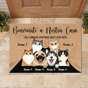 Gli umani vivono qui con me Italian - Funny Personalized Cat Decorative Mat.