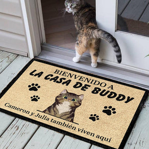 Bienvenida personalizada a la casa del gato Spanish - Funny Personalized Cat Decorative Mat (WT).