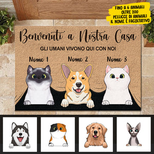 Gli umani vivono qui con me Italian - Funny Personalized Cat Decorative Mat.